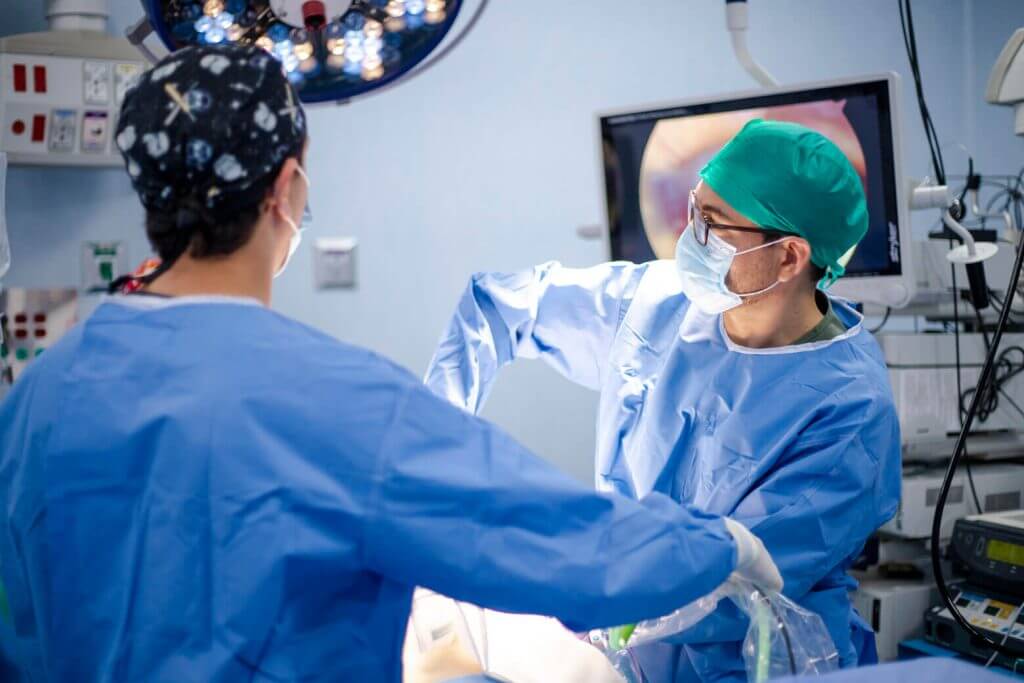 A board-certified bariatric surgeon at CIBA Hospital in the operating room, meeting COFEPRIS standards.